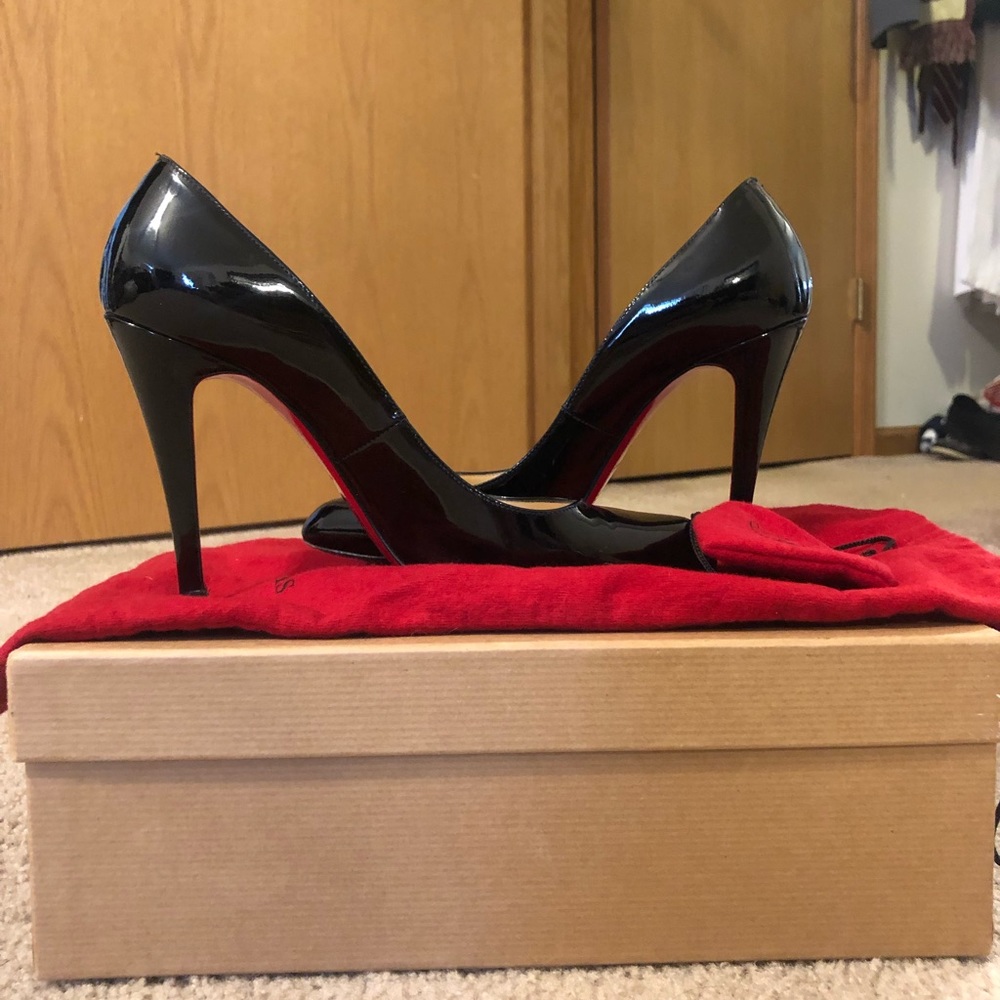 Louboutin décolleté Black patent pumps